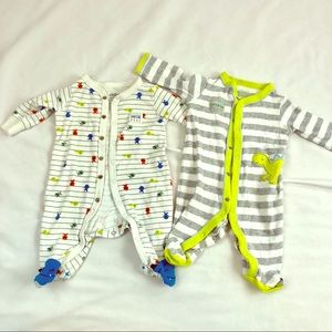 Set of onesie footie pajamas